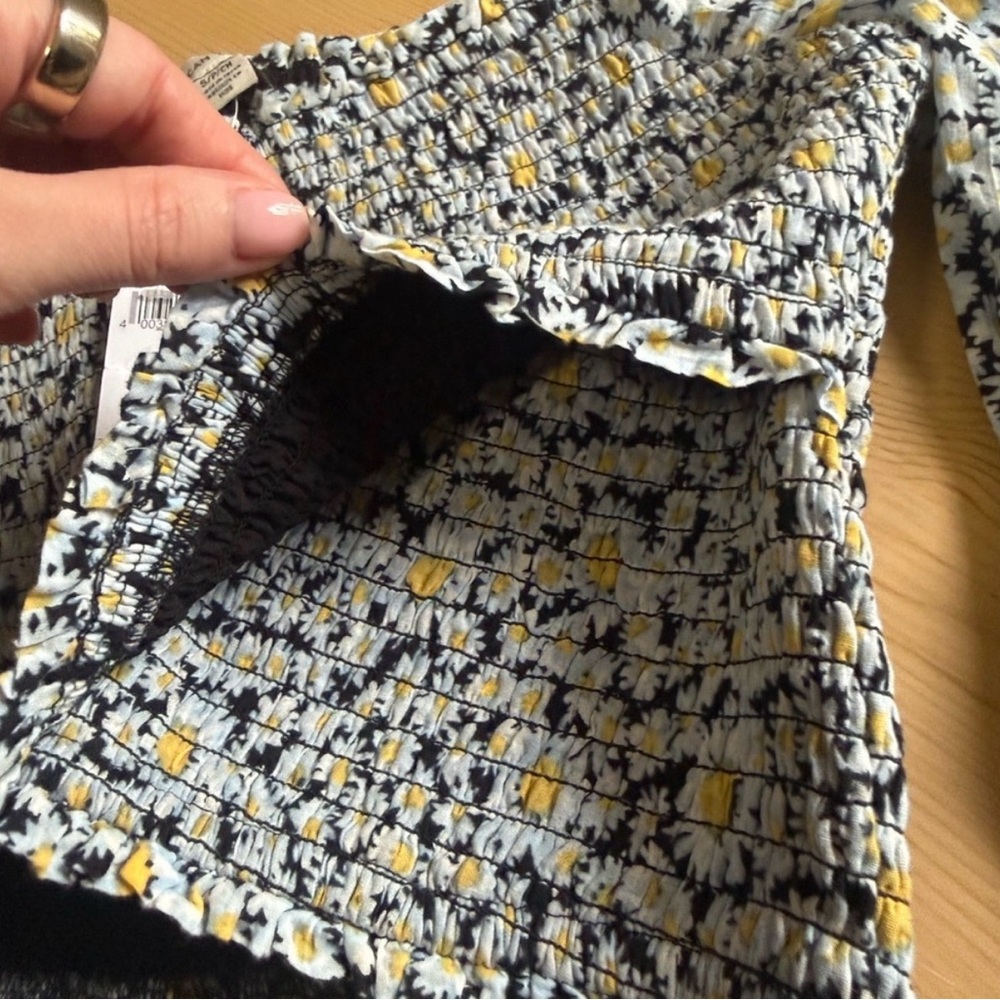 American Eagle Floral Smocked
Cropped Blouse Long Sleeve Size Small
NWT - Picture 6 of 7